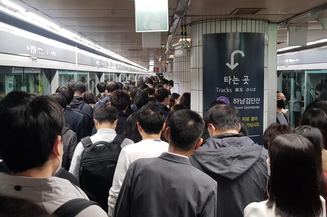 출근 시간대 승객들로 붐비는 상일동역 지하철 승강장&nbsp;