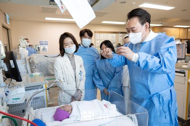 윤석열 대통령은 11월 28일 서울성모병원을 방문해 국내 최초 자연임신 다섯쌍둥이의 치료 현황을 확인하고, 이른둥이 가족과 의료진이 참석한 간담회에 참여했다. 
