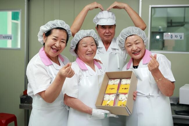 성남시는 오는 12월 2일부터 13일까지 '2025년 노인 일자리 및 사회활동 지원사업' 참여 희망자 7962명을 모집한다.