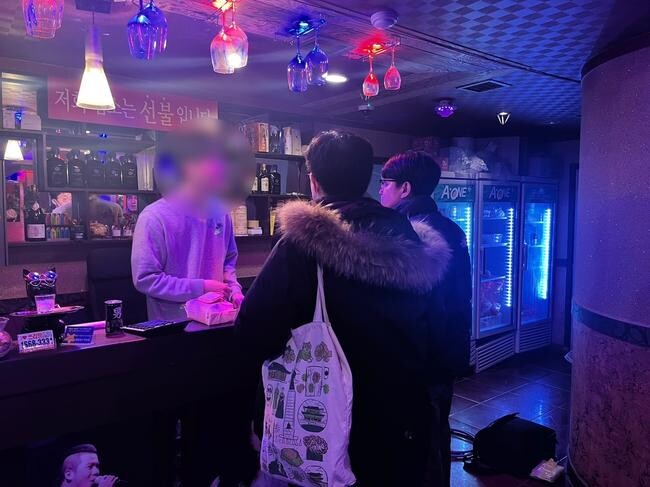 연수구(구청장 이재호)는 연말연시를 앞두고 불법&middot;퇴폐 식품접객업소의 불법 영업을 예방하기 위해 오늘부터 10일까지 민&middot;관&middot;경 합동 지도점검에 나선다고 2일 밝혔다.