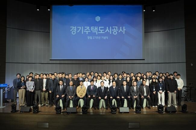 경기주택도시공사(GH)는 광교 사옥 이전 후 첫 창립일(12월1일)을 앞두고 29일 본사 대강당에서 김세용 사장 등 임직원, 경기도 등 유관기관 관계자, 지역주민들이 참석한 가운데 공사 창립 27주년 기념식을 열었다.
