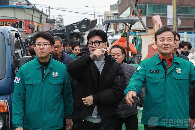 한동훈 국민의힘 당 대표가 1일 오후 경기도 의왕시에 위치한 부곡도깨비시장을 방문하여 폭설 피해 현장을 점검하고 있다. 