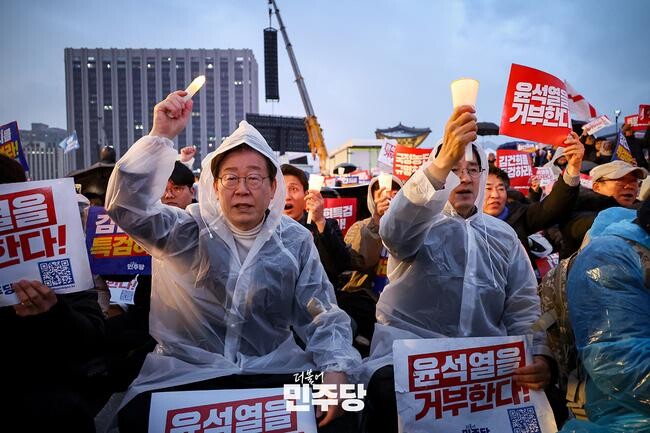 이재명 당대표가 2024.11.30.(토) 서울 광화문에서 열린 김건희 윤석열 국정농단 규탄&bull;특검 촉구 제5차 국민행동의 날 집회에 참석하여 구호를 외치고 있다.&nbsp;