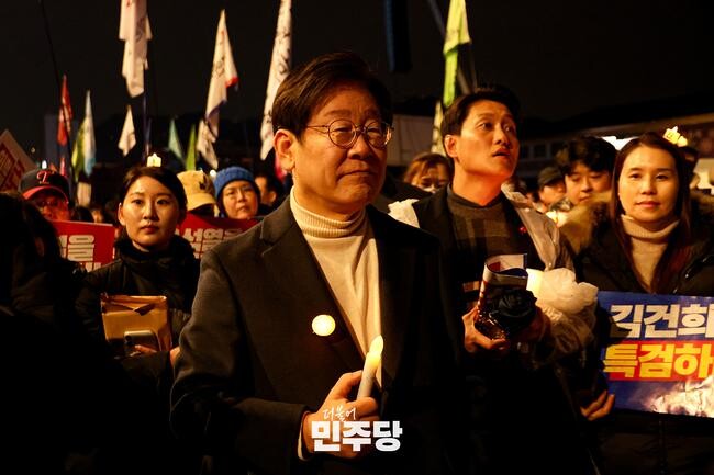 이재명 당대표가 2024.11.30.(토) 서울 광화문에서 열린 김건희 윤석열 국정농단 규탄&bull;특검 촉구 제5차 국민행동의 날 집회에 참석하여 촛불을 들고 있다.&nbsp;