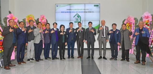 건국대학교는 국내 대학 최초로 환경부 지정 실내환경관리센터를 11월 27일 개소하며, 실내 공기질 관리 및 연구의 중심 역할을 수행할 계획이라고 밝혔다.