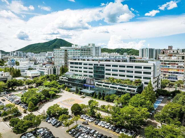 인천광역시 계양구(구청장 윤환)가 오는 12월 13일까지 '노인일자리 및 사회활동 지원사업'에 참여할 어르신 6,060명을 모집한다고 밝혔다.