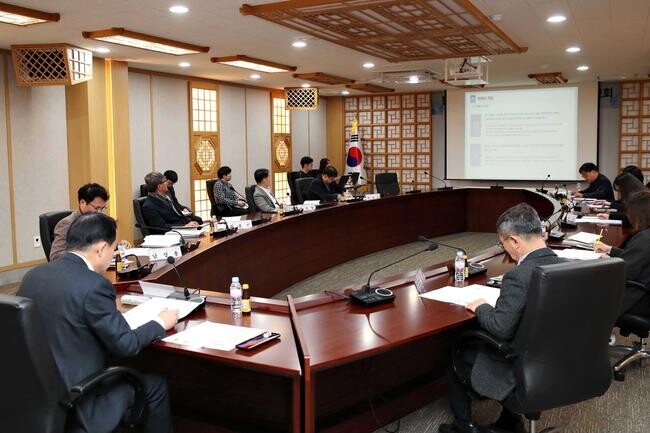 인천 동구(구청장 김찬진)는 지난 29일 빈집의 효율적인 관리 및 활용방안 모색을 위해 구청 물치도관 3층에서 빈집실태조사 및 정비계획 수립 용역 최종보고회를 개최했다고 밝혔다.