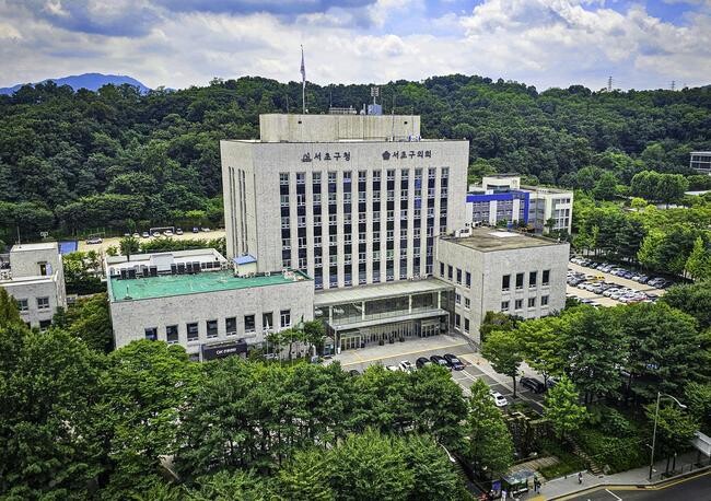 서울 서초구(구청장 전성수)는 주민들이 안전하고 따뜻한 겨울을 보낼 수 있도록 주민참여형 제설대책인 '제설지원단 구간책임제'를 운영한다고 밝혔다.&nbsp;