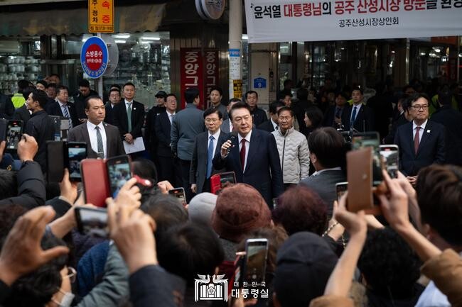 석열 대통령은 12월 2일 충남 공주산성시장을 방문해 상인들과 일일이 악수하며 소통하고, 정부가 소상공인이 체감할 수 있는 지원책을 조속히 마련하겠다고 강조했다. 