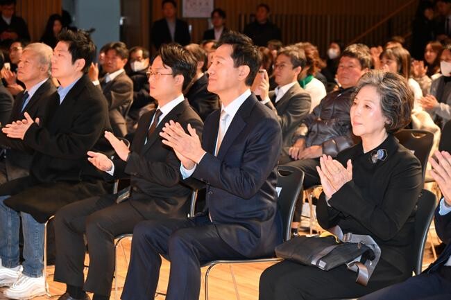 오세훈 서울시장이 3일(화) 오전 서울시청 다목적홀에서 열린 명예시장 위촉식에 참석하였다. 앞줄 좌측부터 염재호 태재대 총장(사회통합), 남궁인 이대목동병원 응급의학과 조교수(건강.의료), 김세진 태재연구재단 선임연구원(청년보훈), 오세훈 시장, 배우 고두심(문화예술).