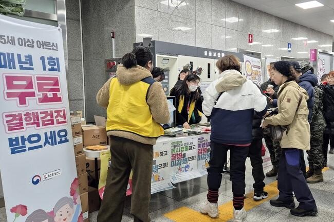 옹진군(군수 문경복)은 지난 3일, 세계 에이즈의 날을 맞이해 인천항연안여객터미널을 이용하는 옹진군민 및 관광객들을 대상으로 에이즈 및 결핵, 코로나19 및 인플루엔자 예방접종 등 겨울철 감염병 예방 캠페인을 실시했다고 밝혔다.