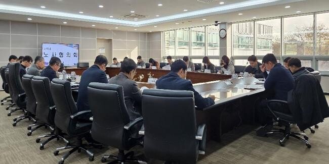 한국석유관리원(이사장 차동형)은 노사 간 배려와 존중하는 조직문화 확산을 통한 일할 맛 나는 일터 조성을 위해 12월 2&sim;3일 양일간 노사워크숍을 개최했다.