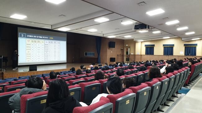 인천광역시교육청(교육감 도성훈)은 지난 11월 30일, 정보센터 대회의실에서 관내 대입 수험생과 학부모를 대상으로 '2025학년도 대입 정시모집 입학설명회'를 실시했다.