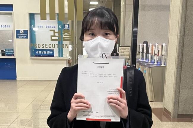 오세훈 서울시장의 법률대리인 법무법인 대륙아주의 김성은 변호사가 고소장을 제출하고 있다.
