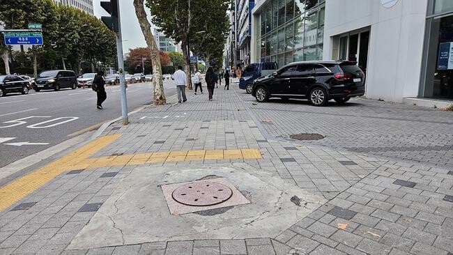 양천구(구청장 이기재)는 보강 철근이 없어 보행자 안전사고 위험이 높은 콘크리트 재질 하수도 맨홀 뚜껑 347개 모두를 철재로 교체했다고 밝혔다.