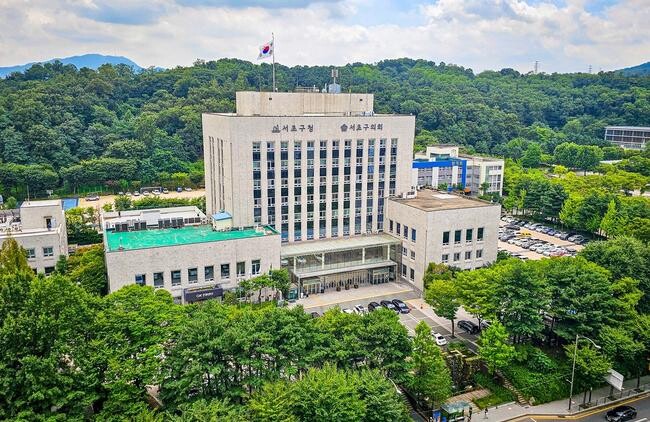 서초구(구청장 전성수)가 오는 6일부터 서울시 자치구 중 최초로 생후 12개월 이하 영아의 동거가족(부모, 형제, 조부모 등)까지 백일해 무료 예방접종을 확대 지원한다고 밝혔다.