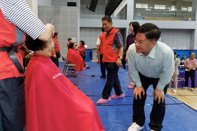 서울특별시 마포구(구청장 박강수)는 한 해 동안 지역 곳곳에서 헌신적인 봉사활동을 펼친 자원봉사자들을 격려하고 소통하는 '2024년 마포구 자원봉사자의 날 기념식'을 12월 5일(목) 마포중앙도서관 6층 마중홀에서 개최한다.
