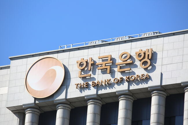 한국은행은 4일 비상계엄 이후 급격히 변동한 금융&middot;외환시장의 안정을 위해 유동성 공급 확대와 환매조건부증권(RP) 매입 등 다각적인 안정화 조치를 시행한다고 밝혔다.