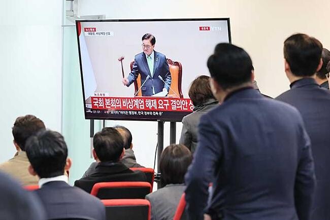 윤석열 대통령의 비상계엄 선포에 대해 노동계가 강력 반발하며 대통령 퇴진을 요구하고 있다.&nbsp;