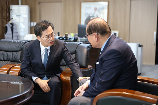 김동연 경기도지사는 4일 여의도에서 이종찬 광복회장을 긴급 예방하며, 윤석열 대통령의 비상계엄 선포에 따른 국가적 위기 상황에 대해 깊은 우려를 표했다. 