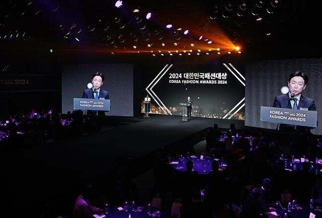 윤성혁 산업통상자원부 첨단산업정책관 2024. 12. 4(수) 16:00 서울 강남구 섬유센터에서 한국패션산업협회, 한국백화점협회, 한국섬유산업연합회 관계자와 패션산업발전 유공자 200여명이 참석한 가운데 열린 「2024년 대한민국 패션대상」에 참석하여, 축사를 한 후 패션&middot;봉제산업 발전에 기여한 유공자에게 정부표창을 수여했다.&nbsp;