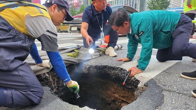 서울 마포구는 예기치 못한 땅꺼짐(싱크홀) 사고를 예방하기 위해 '2024년 도로 하부 공동탐사'를 실시해 숨어있는 공동(空洞) 31곳을 보수했다.