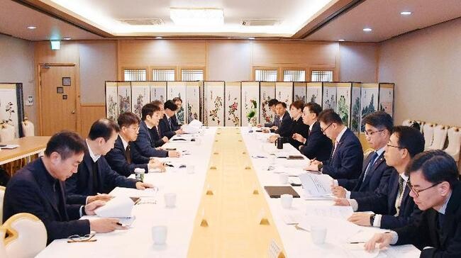 김범석 기획재정부 차관이 12월 5일 오전 서울 종로구 정부서울청사에서 열린 '경제금융상황 점검 전담반(TF) 회의'를 주재, 모두발언을 하고 있다. 
