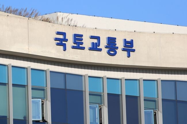 국토교통부는 12월 5일 도시계획시설에 편익시설 설치를 확대하는 내용의 규칙 개정안을 입법예고하며, 도심 버스터미널 등 접근성 높은 시설에 택배 물류시설을 설치해 지역경제 활성화와 편의 증진을 도모할 계획이라고 밝혔다.