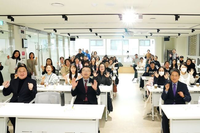 특강에 참석한 학부모들과 관계자들의 모습