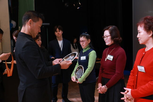 엄의식 구로구청장 권한대행이 올해 봉사왕에게 인증패를 전달하고 있다.&nbsp;