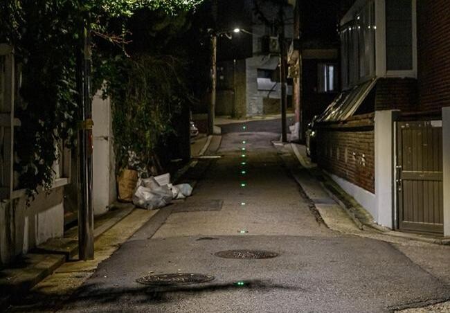 양천구는 늦은 밤 귀가하는 구민들의 안전을 보다 철저히 지키고자 주택가 골목, 어두운 이면도로 등 안전 취약구역을 중심으로 도로 표지병(바닥조명)을 확대 설치해 야간 보행환경을 개선했다고 밝혔다.
