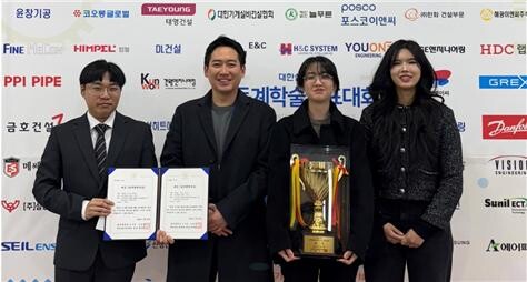<span contenteditable="true">왼쪽부터 윤정호 학생, 임현우 교수, 이가연 학생, 방보경 학생
