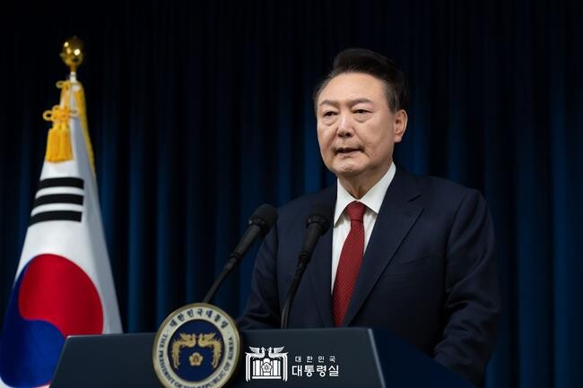 윤석열 대통령은 비상계엄 선포 나흘 만인 7일, 대국민 담화를 통해 국민들에게 사과하며 정국 안정 방안을 여당에 일임하겠다고 밝혔다. 
