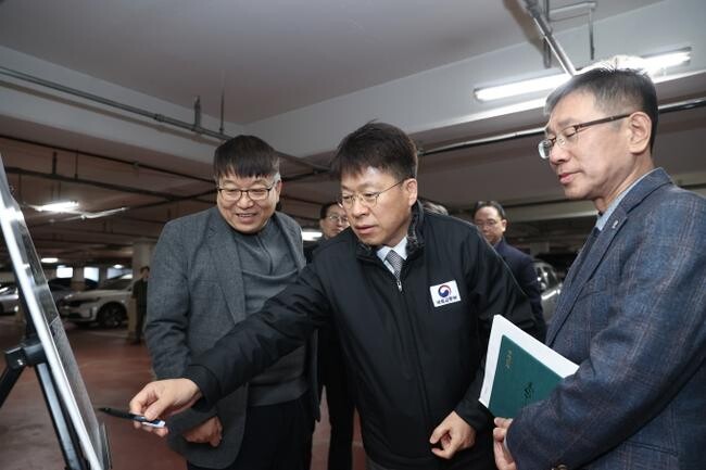 진현환 국토교통부 1차관은 6일 평촌 신도시를 방문하여 정비 선도지구 후속 절차에 신속히 착수할 수 있도록 행정·금융 등 다각적 지원 방안을 점검했다.