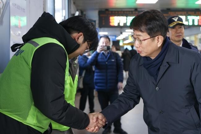 박상우 국토교통부 장관이 6일 서울 구로역에서 '광역전철 운행 현황 및 역사 내 혼잡도 관리 조치현황'에 대해 현장점검 하고 있다. &nbsp;
