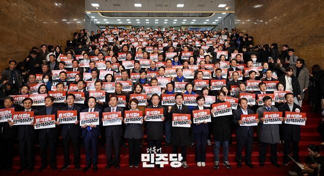 이재명 당대표가 2024.12.07.(토) 더불어민주당 소속 국회의원과 함께 국회 본청 로텐더홀 계단에서 피켓을 들고 구호를 외치고 있다.&nbsp;
