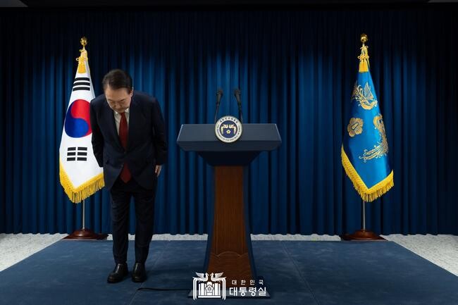 윤석열 대통령이 7일 서울 용산 대통령실 청사에서 대국민 담화를 마치며 인사하고 있다.