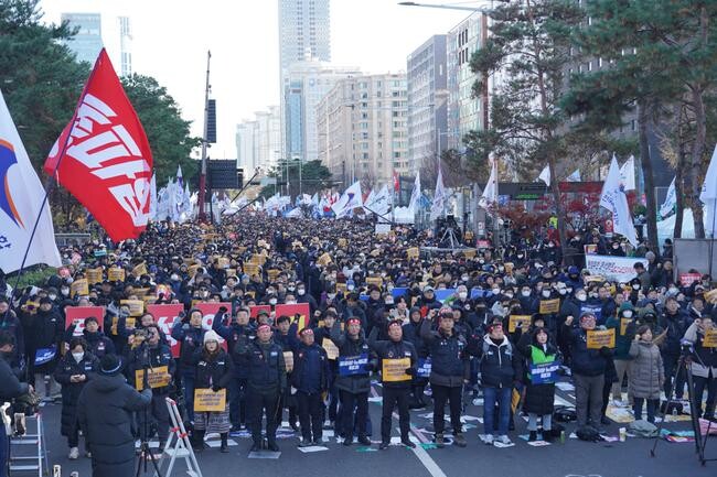 철도노조는 7일 총파업 3일 차를 맞아 서울 여의도 국회의사당 앞에서 제1차 상경투쟁을 개최했다.&nbsp;