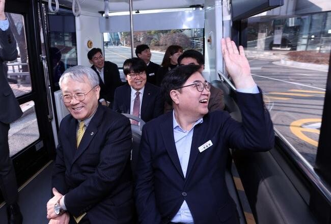박일하 동작구청장(사진 오른쪽)이 지난 1월 자율주행 마을버스 업무협약 체결 후 자율주행 마을버스를 시승하고 있다.