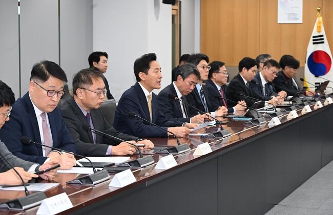 오세훈 서울시장이 9일(월) 오전 서울시청 기획상황실에서 열린 서울시 실·본부·국장 간부회의에서 모두발언을 하고 있다.