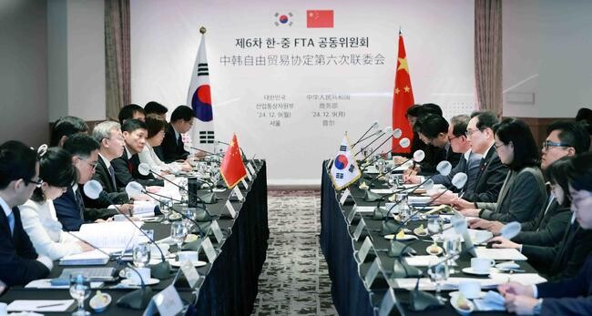 산업통상자원부 안덕근 장관과 중국 상무부 왕셔우원 국제무역협상대표(장관급)는 12월 9일 서울에서 제6차 한중 자유무역협정(FTA) 공동위원회를 개최했다.&nbsp;