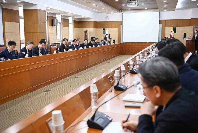 안덕근 산업통상자원부 장관은 2024. 12. 9(월) 10:00 정부세종청사 산업부 대회의실에서 김완기 특허청장을 비롯한 산업부 간부 등 관계자가 참석한 가운데 열린 「산업통상자원부 확대간부회의」를 주재하고, 실물경제 상황을 실시간 모니터링하고 신속 대처할 것을 당부했다. 