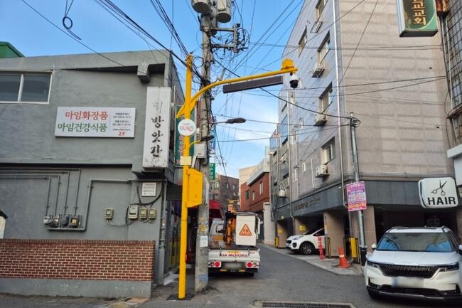 고척동 268-39에 설치된 보안등 스마트폴(Smart Pole) 모습. 스마트폴(Smart Pole)은 하나의 기둥(pole)에 방범용 폐쇄회로 텔레비전(CCTV), 발광 다이오드(LED) 보안등, 비상벨 등이 모두 설치&middot;부착돼 있다.