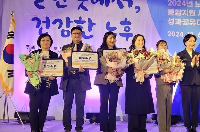 박화복 부천시 복지위생국장이 상장을 들고 기념촬영을 하고 있다.