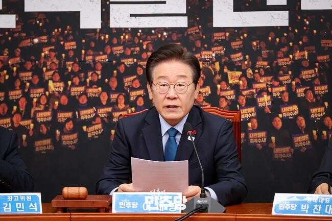 이재명 더불어민주당 대표는 10일 열린 제48차 비상최고위원회의에서 블랙먼데이로 촉발된 경제 위기 상황을 우려하며, 위기 극복을 위해 여·야·정 3자가 참여하는 비상경제점검회의 구성을 공식 제안했다.