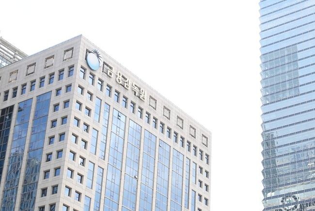 금융감독원이 발표한 11월 외국인 증권투자 동향에 따르면, 외국인은 상장주식을 4조 1,540억 원 순매도하며 매도세를 이어갔으나, 상장채권에서는 1조 4,870억 원 순투자하며 채권시장에는 자금이 계속 유입됐다.