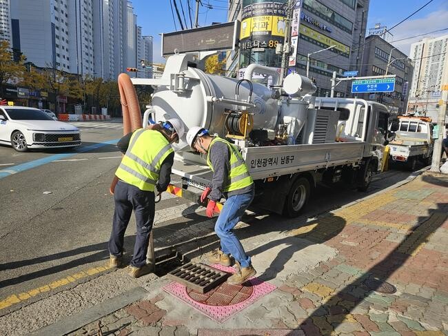 남동구, '빗물받이 전용 준설차' 활용 빗물받이 대청소