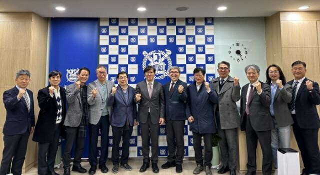 김영오 서울대 공과대학장(왼쪽에서 여섯번째)과 올해의 `자랑스러운 CEPM`으로 선정된 이영찬 한국동서발전 부사장(오른쪽에서 여섯번째)