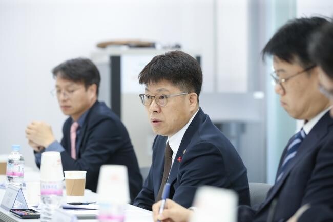 국토교통부 진현환 제1차관은 12월 10일, 한국토지주택공사(LH) 수도권 지역본부에서 신축매입임대주택 공급 관련 간담회를 열고 현황을 점검했다.&nbsp;