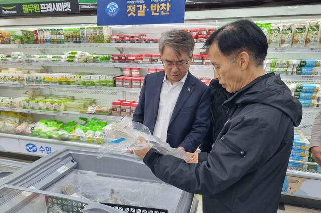 10일 해양수산부 송명달 차관과 관계기관이 수협 바다마트 원효점을 방문해 수산물 물가와 할인행사 현장을 점검하고 있다.&nbsp;